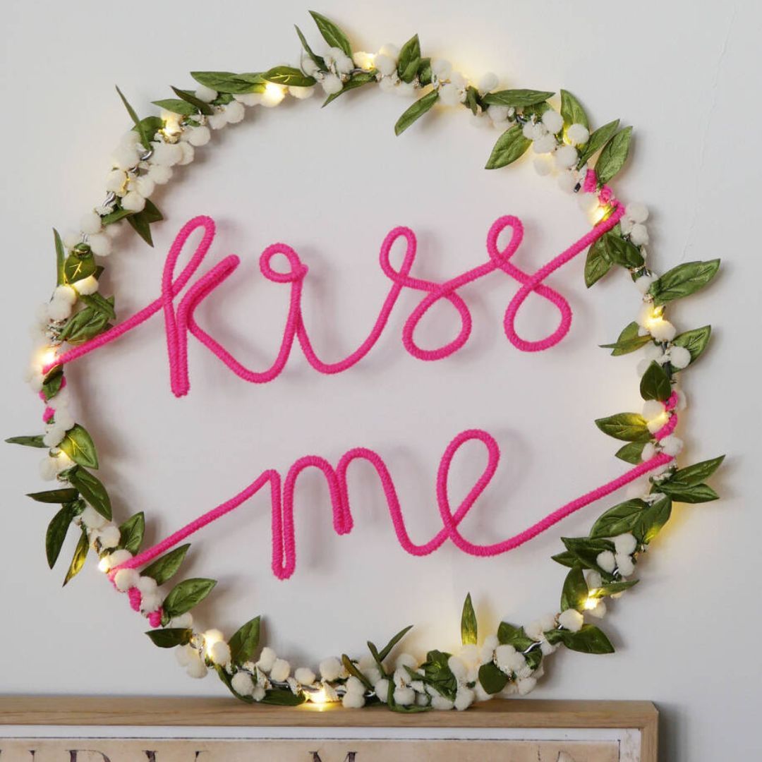 kiss-me-wreath